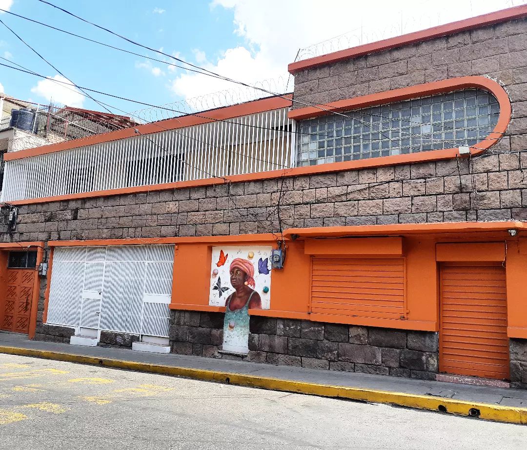 muahn's tweet photo. MUA estamos en el Centro Histórico de Tegucigalpa, Honduras. El mural de nuestra fachada es una obra del artista Javier Moreno @maumorenoart realizada en el 2021 en el marco del Día Nacional de la Mujer #somoslasquelatimos🦋
#Mua26años 
#espaciocultural 
#ArteYCultura https://t.co/WZOeXWPo5N