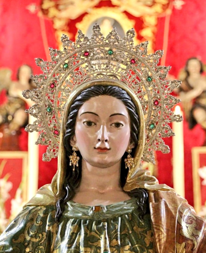 J_Al_Cas's tweet photo. "Inclina Patrona, tu frente orlada
de místicos resplandores,
oye Marta los vivos clamores
de la pía multitud
que en pos de tu beata huella, 
trueca la pompa y el oro
por el preciado tesoro
de la eterna santitud".

@HdadSSantaMarta

#MartesdelaPatrona 

📸 @rafape_fotos https://t.co/UwVAORglJ2