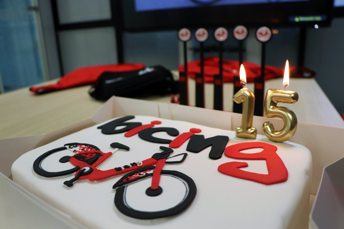 bicing's tweet photo. Avui hem viscut una tarda molt especial 🥰 Alguns usuaris i usuàries del #bicing han pogut conèixer, de ben a prop, el funcionament intern del servei i hem celebrat els 15 anys amb un pastís espectacular! 🎂

#bicing15anys #bicibcn #bicingbcn #mobilitatsostenible https://t.co/wkmwkiv9Go