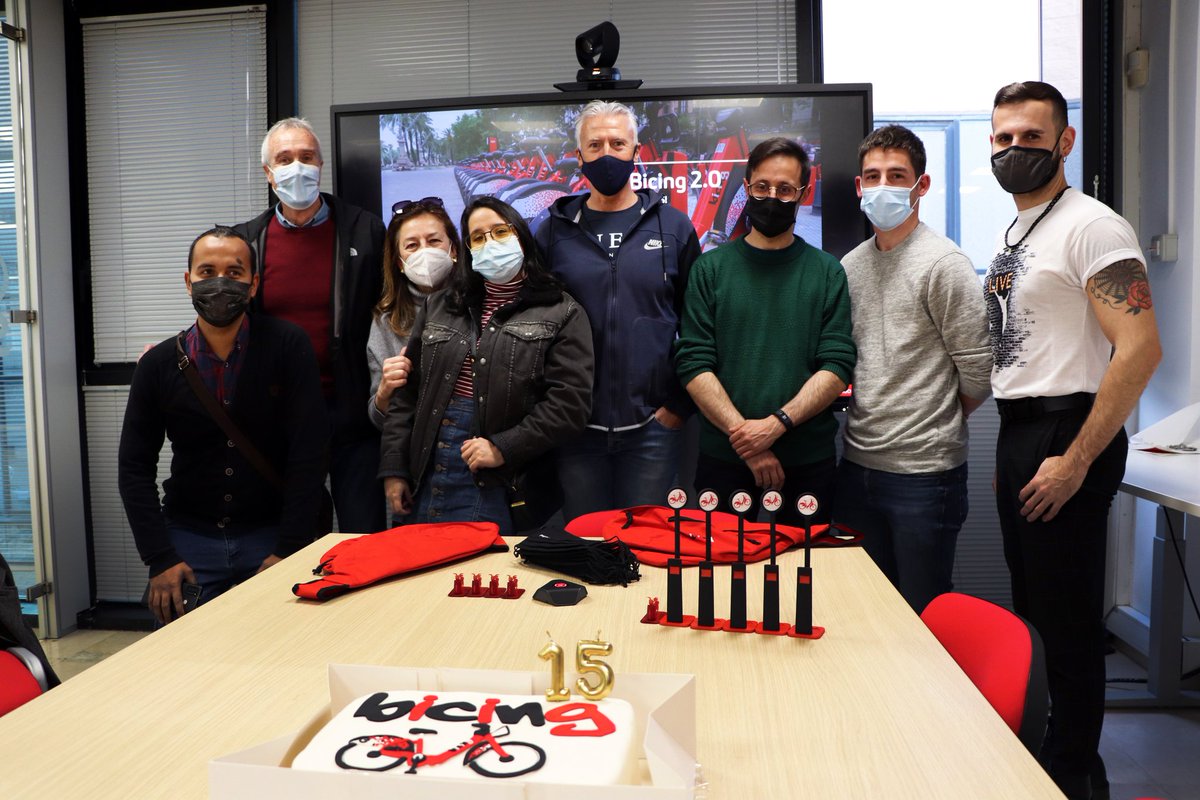 bicing's tweet photo. Avui hem viscut una tarda molt especial 🥰 Alguns usuaris i usuàries del #bicing han pogut conèixer, de ben a prop, el funcionament intern del servei i hem celebrat els 15 anys amb un pastís espectacular! 🎂

#bicing15anys #bicibcn #bicingbcn #mobilitatsostenible https://t.co/wkmwkiv9Go