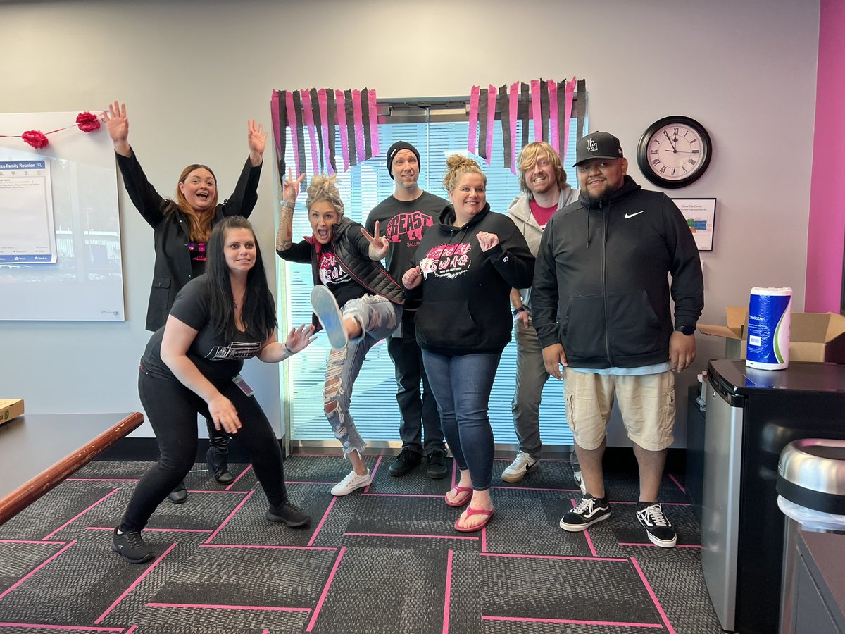TmoRachel's tweet photo. Return to site Social Care Salem Style! Loved seeing everyone! #familyreunion @MM_Mattson https://t.co/Lfm42hLSMI