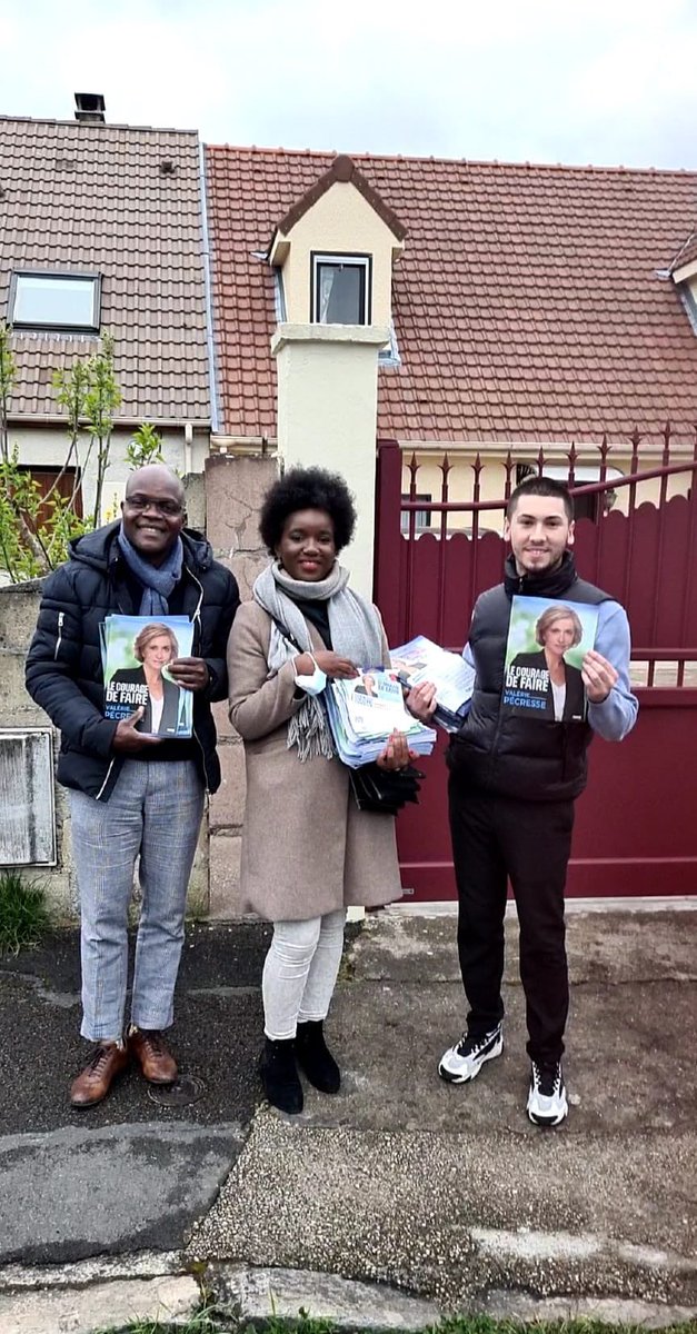 LRcirco7710's tweet photo. Ce soir, boîtage du programme de @vpecresse à Chelles. 

Il reste 5 jours pour convaincre, tous mobilisés derrière notre candidate. #Pecresse2022 https://t.co/EDol5QgI5y