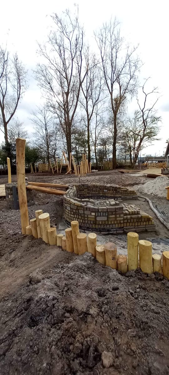Bureau_RIS's tweet photo. Gemetselde watergoot bij #natuurspeelplaats #DeGorzen #Maastuin in aanbouw #ParkMaasboulevard #natuurlijkspelen https://t.co/1FdNg8SbgX