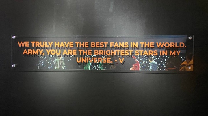 JULIANMEOFICIAL's tweet photo. Realmente tenemos los mejores fans del mundo. ARMY, ustedes son las estrellas más brillantes de mi universo.

~V 

Estoy llorando 😭😭😭✨✨✨💜 https://t.co/Q8zAU8j5B3
