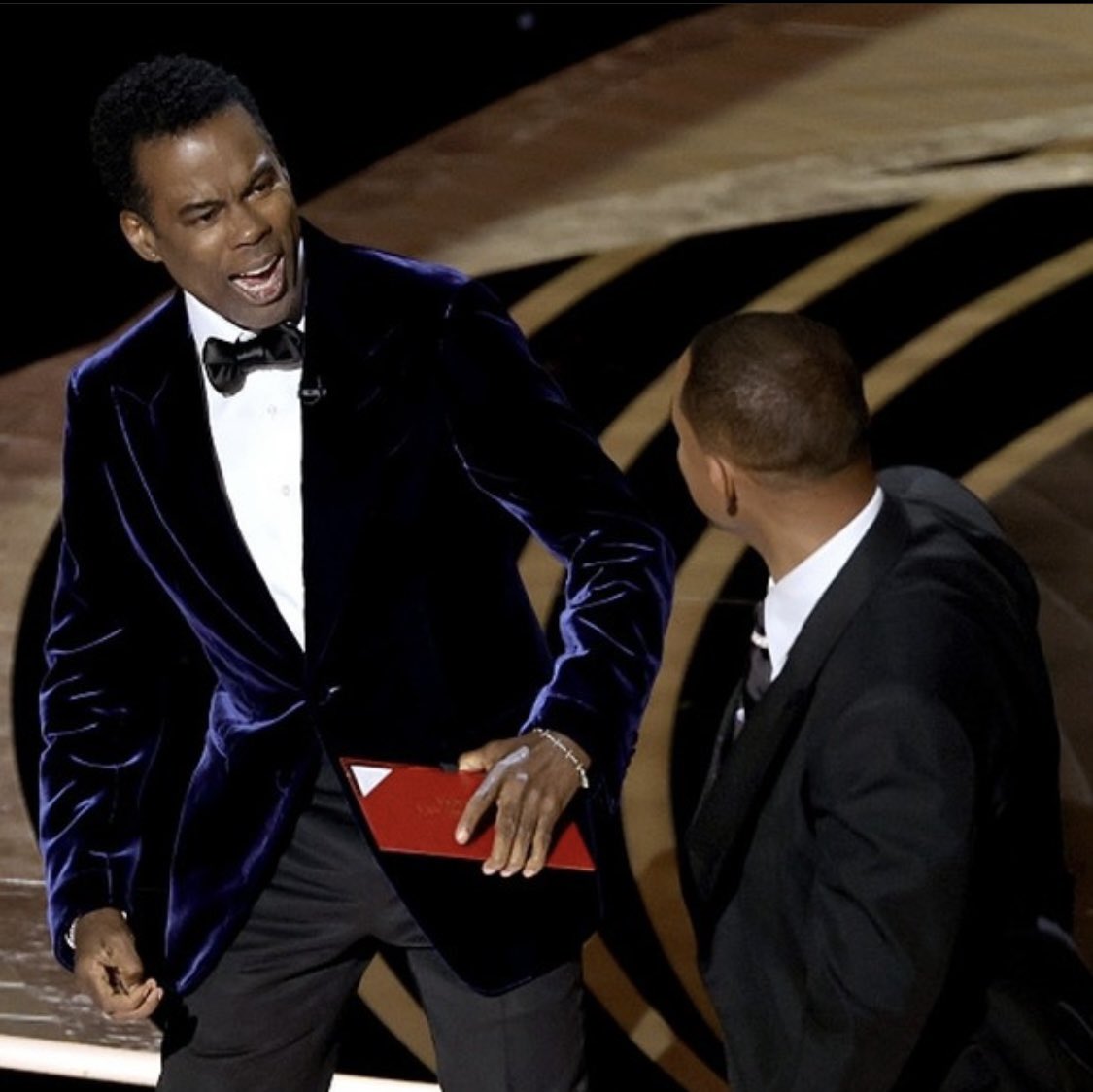 Se comenta que Chris Rock también le debía dos cervezas a Will Smith, que se habían jugado en un Trivoo Movies. Ahora todo tiene más sentido🍻👋🏽

Moroso y gracioso mala combo😌

#oscars2022
#oscars
#laurelgamingapp