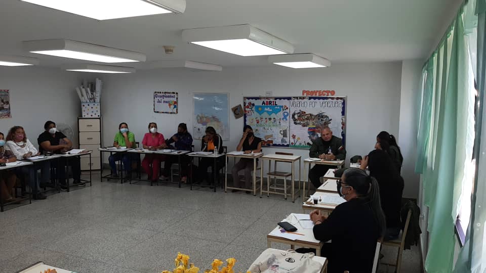 6to Consejo Directivo del Circuito Educativo #FuerteTiuna consolidación detalles sobre el 100%  regreso a la normalidad en la jornada educativa, cumpliendo las orientaciones de la @ZonaEducativaDC y recibiendo a nuestra nueva coordinadora CLIF.  
@MPPEDUCACION @DIYF_ZEDC