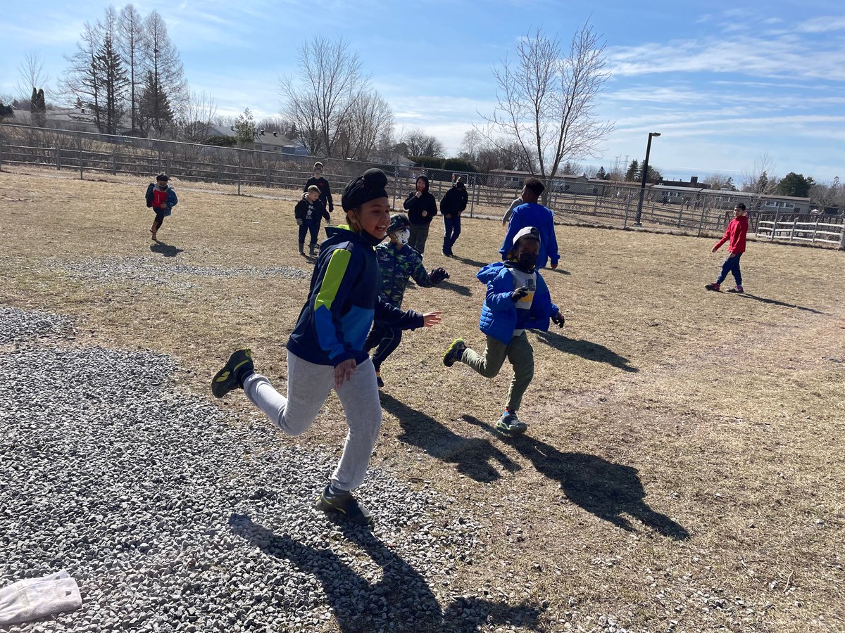 MsFergusonOCSB's tweet photo. Today we had an amazing opportunity to practice our leadership skills. We partnered up with @MsLefebvreOCSB and her class to teach the Grade 1 some of our favourite games and to share some of our favourite books! @StMartinOCSB #ocsbLeadership https://t.co/641uhLaK6q