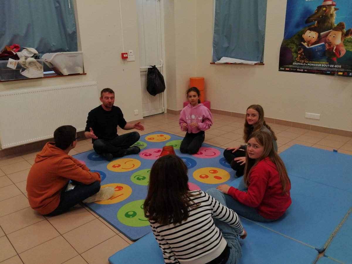NCPA_Normandie's tweet photo. [RETOUR EN IMAGES]
Vendredi dernier à l'accueil jeunes de #Dozule #NCPA avec le temps neigeux 🥶 rien de mieux qu'un bon chocolat chaud pour réchauffer nos jeunes ! 
Au programme : Prési-Presi avec quelques gages sportifs et rigolade ! https://t.co/VOFly4np3J