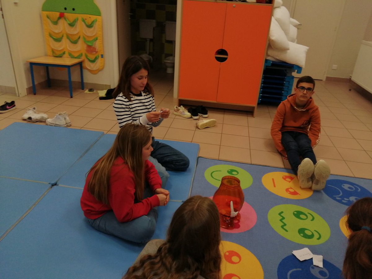 NCPA_Normandie's tweet photo. [RETOUR EN IMAGES]
Vendredi dernier à l'accueil jeunes de #Dozule #NCPA avec le temps neigeux 🥶 rien de mieux qu'un bon chocolat chaud pour réchauffer nos jeunes ! 
Au programme : Prési-Presi avec quelques gages sportifs et rigolade ! https://t.co/VOFly4np3J