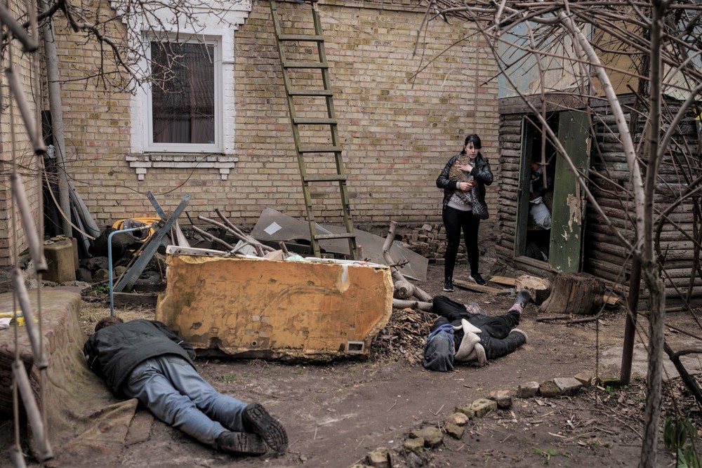 phjournalism's tweet photo. Ira Gavriluk holds her cat as she walks next to the bodies of her husband, brother, and another man, who were killed outside her home in Bucha.
#Kyiv #Ukraine April 4, 2022. 
📸 @felipedana  - @AP_Images 

#UkraineRussiaWar #UkraineWar #photojournalism https://t.co/Ps1dJuODSt