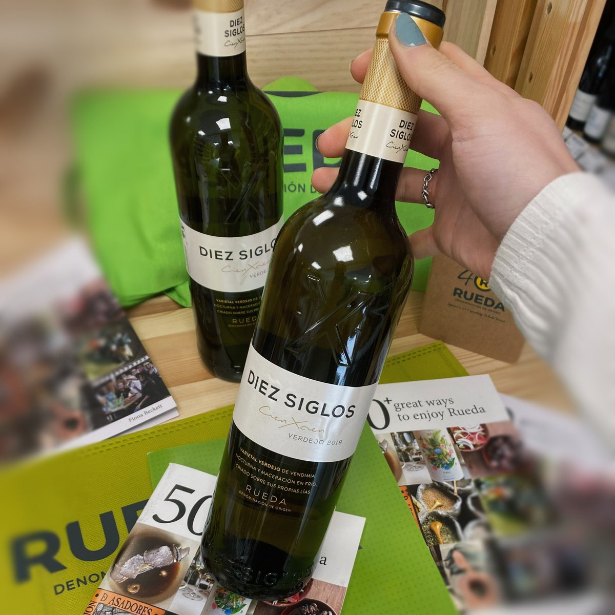 Diez Siglos 2019 is a complex, vibrant Spanish white from Rueda ☀️ 

As part of our #TasteRueda promotion, it is available for just £9.50 and you will get 100 bonus loyalty points 😁 
bit.ly/38iC47M

@DORuedaUK  #rueda #winesofrueda #ruedaverdejo #verdejo #enjoyrueda