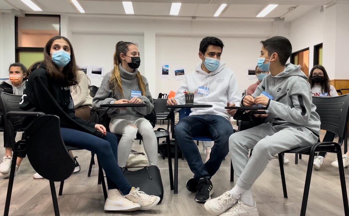 ijoaquinrodrigo's tweet photo. ¡Celebramos el segundo encuentro oficial #7Meets12 con un #TriviaNoon en que los #7thGraders han seguido conociendo a sus #12thGraders ! ¡Un pasito más en esta relación entre los más jóvenes y los veteranos del centro! #7thGradeMeetsSeniorYear #VolverASer #joaquinrodriguismo https://t.co/vHUQxg7if5