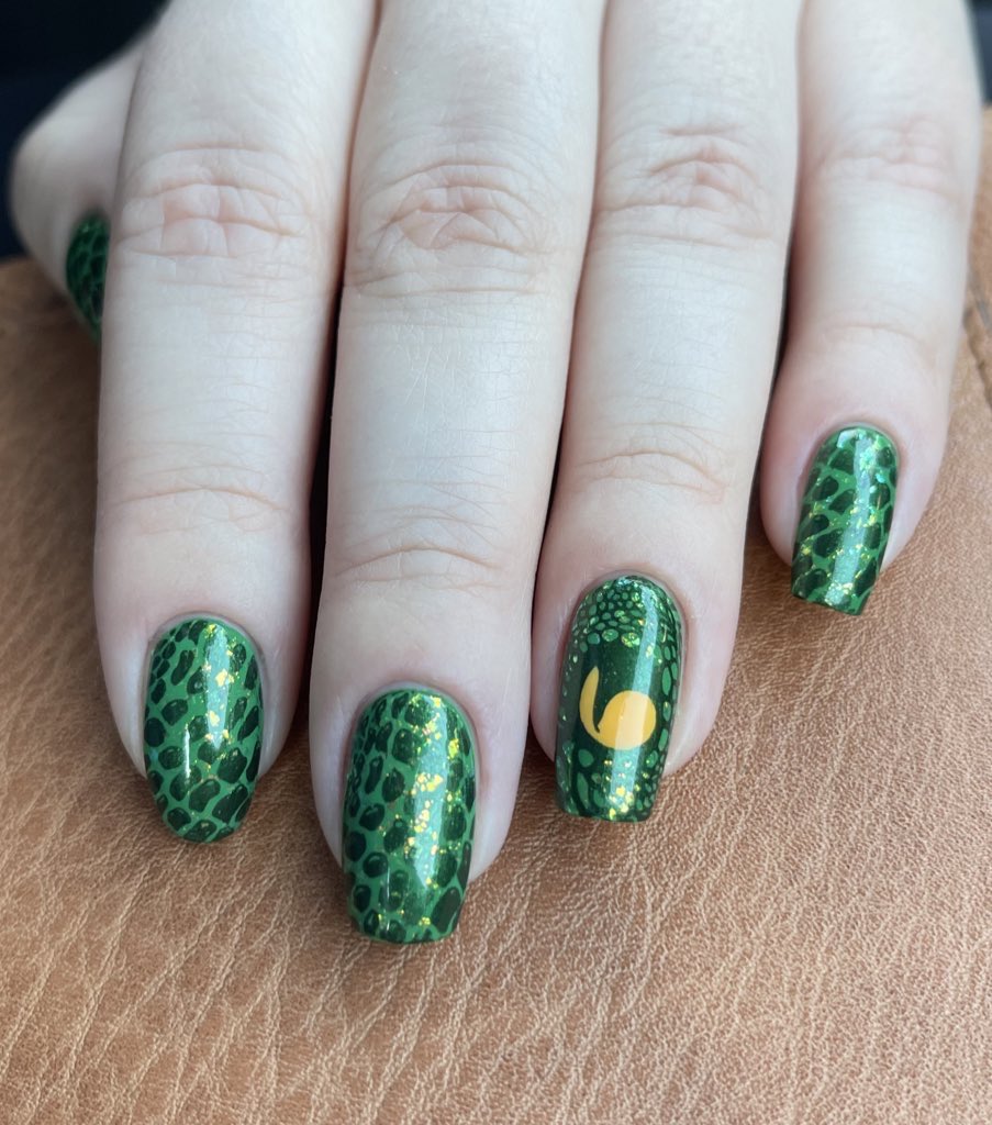 Bethsnailss's tweet photo. 1 yr + 24 weeks. Snake or dragon? I was going for snake but it’s kinda dragon-y too! 🐍🐉 looking at it now I should have done two eyes lol but that’s okay! 💚

@holotaco
Green Screen
Butterscotch Hop
Lunar Unicorn Skin

#maniology 
Poison https://t.co/9sUBguIzV7
