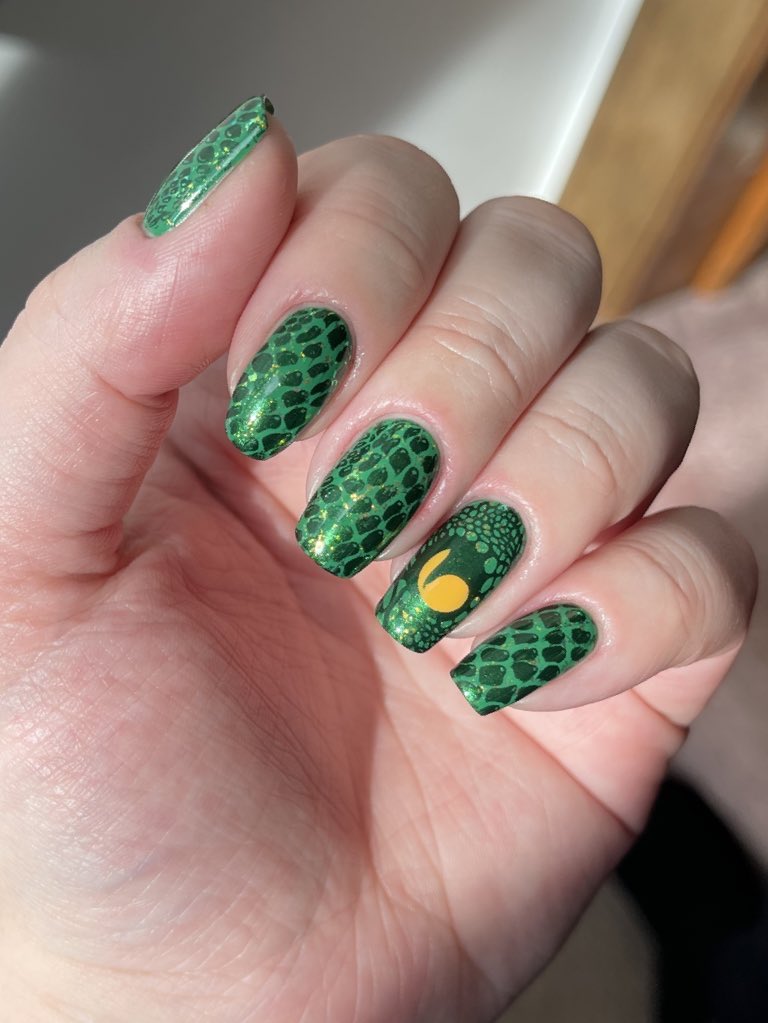 Bethsnailss's tweet photo. 1 yr + 24 weeks. Snake or dragon? I was going for snake but it’s kinda dragon-y too! 🐍🐉 looking at it now I should have done two eyes lol but that’s okay! 💚

@holotaco
Green Screen
Butterscotch Hop
Lunar Unicorn Skin

#maniology 
Poison https://t.co/9sUBguIzV7