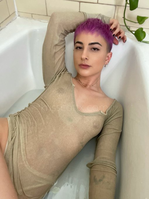 Would you drink my bath water? https://t.co/bhwPQAzMjH