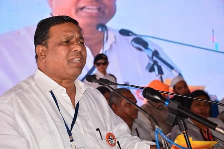 दुश्मन रणनीति बदलता है, उद्देश्य नही।
मेश्राम जी ने जरा सी रणनीति बदली तो गद्दार लोग नेतृत्व ही बदलने की बात करने लगे। 
सपोर्ट वामन मेश्राम साहब 
#i_am_with_meshram_sahab
#i_am_with_meshram_sahab
#i_am_with_meshram_sahab
#i_am_with_meshram_sahab