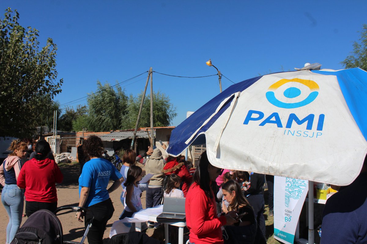 andres_merani's tweet photo. 📍 OPERATIVO TERRITORIAL CON ORGANISMOS PROVINCIALES Y NACIONALES 

Vecinas y vecinos del barrio «Los Totoreros» se acercaron a hacer sus trámites y consultas. 

El Estado presente en cada rincón 🇦🇷

#PAMIfederal #ANSES #OperativoTerritorial #LosTotoreros #Junín https://t.co/nI7du7odJu