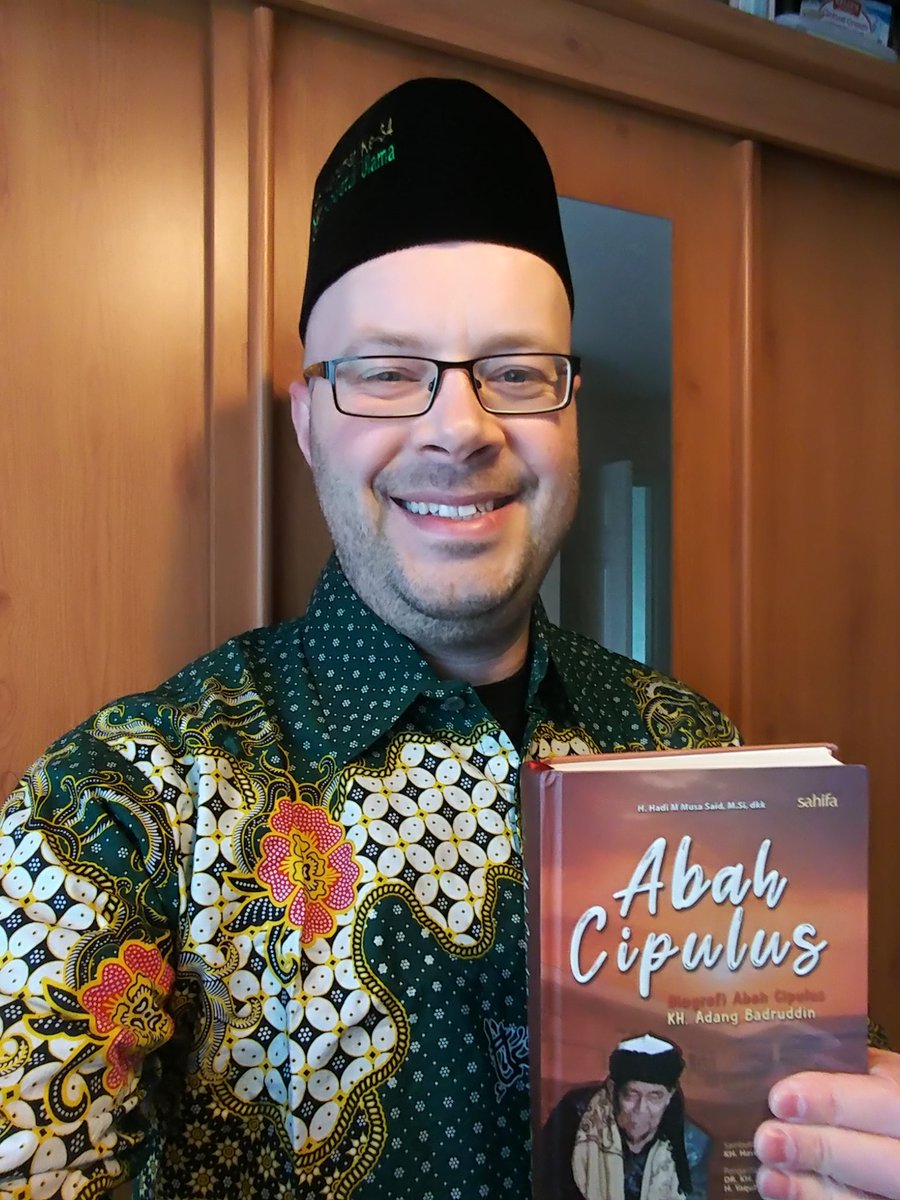 paulsarmstrong's tweet photo. A big thank you to Pak Ihya and Shaykh Adhe for sending me the biography of Shaykh K.H. Adang Badruddin, affectionately known as Abah Cipulus, and this beautiful Nahdlatul Ulama shirt and peci. Terima Kasih ππ»π
#AbahCipulus #Cipulus #NahdlatulUlama #Purwakarta https://t.co/hQpmaUtlZ2