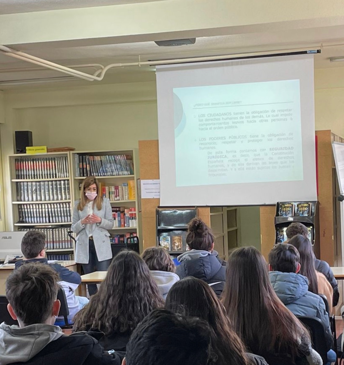 iestovar's tweet photo. 🏛 Los alumnos de 3 ESO han profundizado hoy sobre nuestra Constitución y los Derechos Humanos fundamentales gracias a @laurydjsen y la @FGPecesBarba 

Enorme suerte contar con estas iniciativas ¡muchísimas gracias! 👏 👏

#TovarGeografiaeHistoria
#centrosbits de @educacyl https://t.co/2qWfXPZ53e