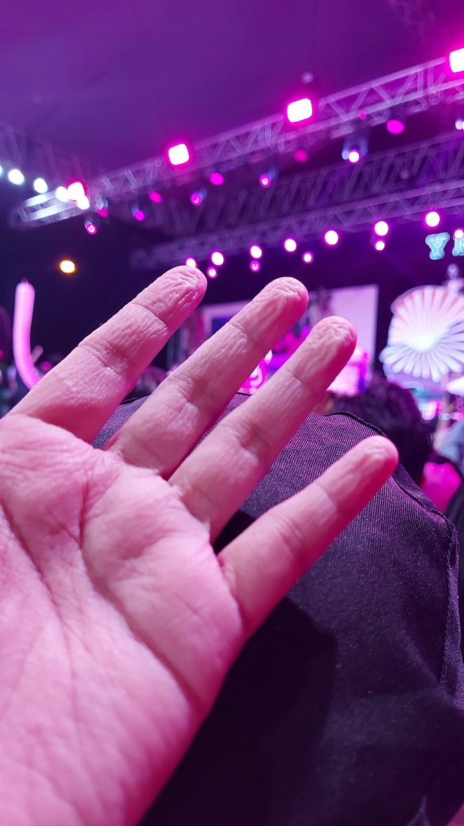 anji_nomotto's tweet photo. Mababasa for Leni!

#RizalisPink https://t.co/AHw2W8Wxz5