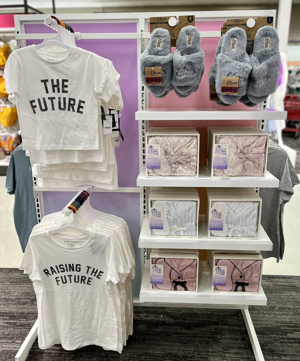 ElyssaSue's tweet photo. Never too early to start celebrating the mamas 💆🏻‍♀️💅🏻 We’re gearing up for Mother’s Day here at #t1317 🌸 #d148 #g195 @kyliepocrnich20 @cinlafountain @k_ledesma6913 @settoselltarget @aleahmarie19 #mothersday #vmlife https://t.co/WIbmxyqX6R