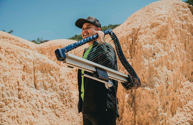 Alex Martínez, el arpista venezolano que destaca en el video aniversario de Metallica elaragueno.com.ve/alex-martinez-…