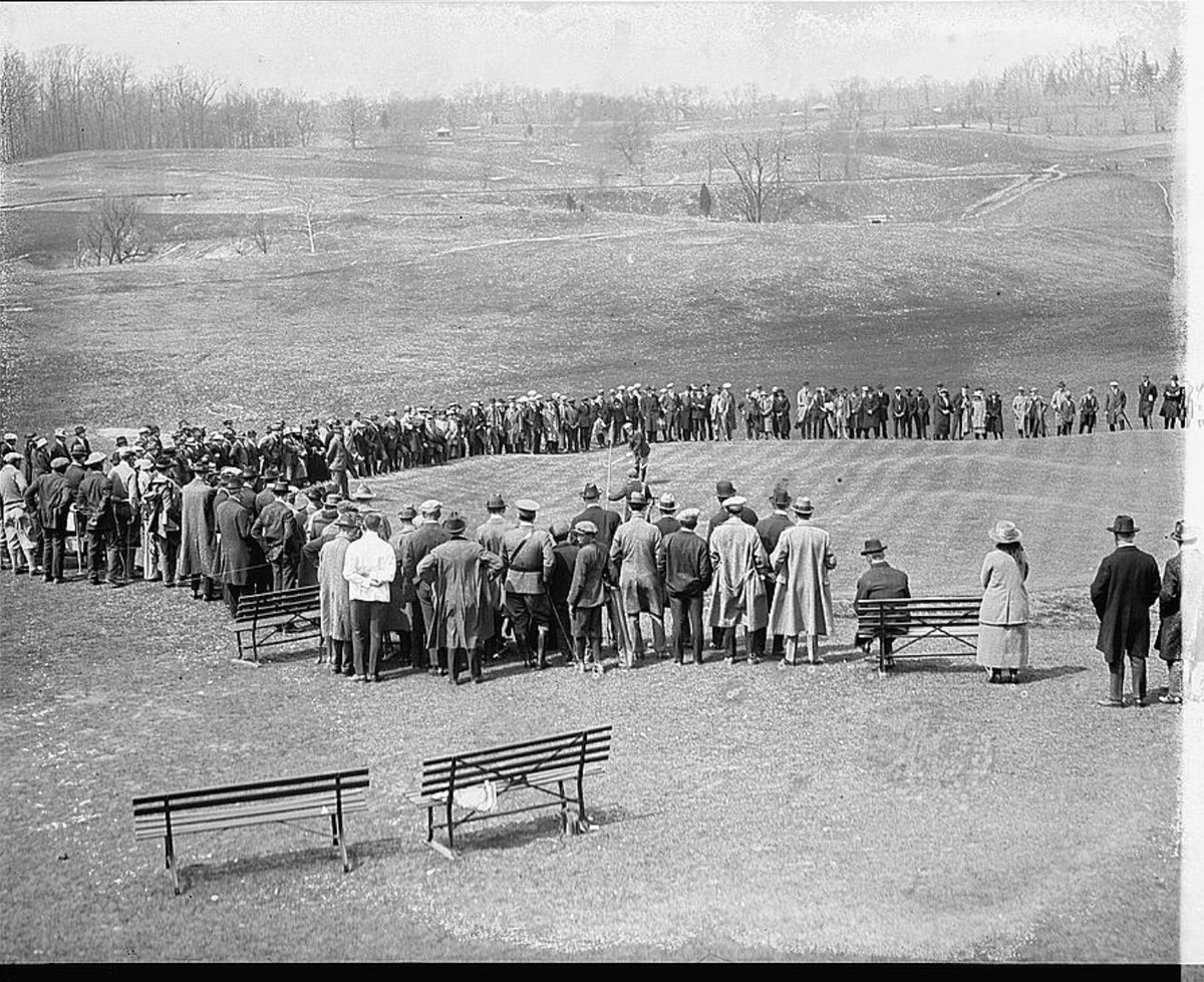 100YearsAgoNews's tweet image. April 5, 1922: Jock Hutchison on the 18th green of the Columbia Country Club in Chevy Chase, Md., as he wins the club open.