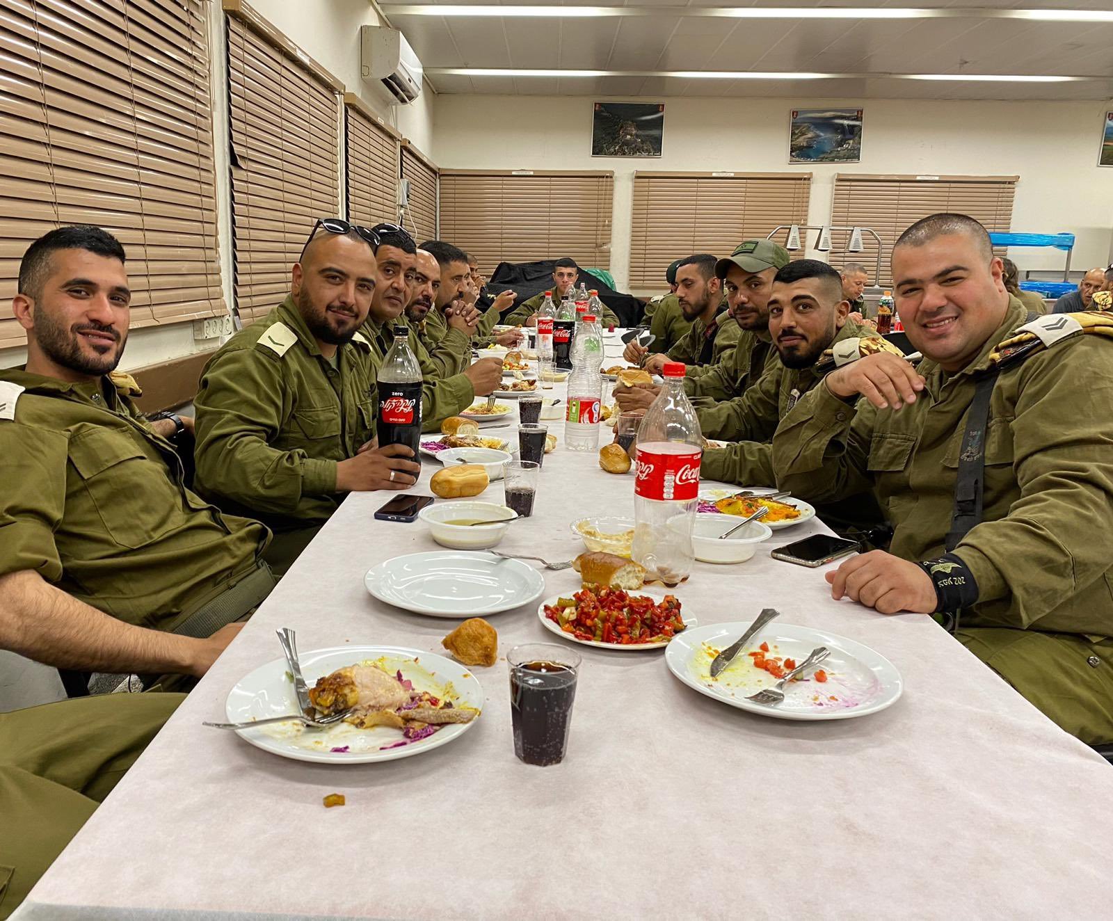 صورة تجمع عدد من الجنود المسلمين في جيش الدفاع الاسرائيلي يتناولون وجبة الإفطار في رمضان