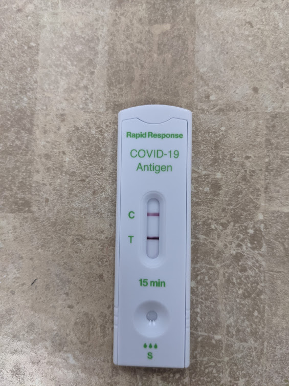 KyroMaseh's tweet photo. Patient comes in with prescription from emerg. he was having trouble swallowing so they prescribed antacids. I offered to do a rapid test on him (throat + nose). Ended up dispensing lozenges for sore throat. 
Emerg. Dr. notified. 
#RapidTestsWork
#twitterx https://t.co/aAaJ663cEn