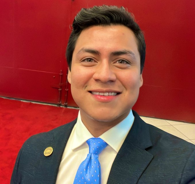 Sin afán de tocar fibras políticas, en serio, este chero sí tiene plante, mirada, sonrisa de Gay, gran culerazo .. como opinión femenina lo digo.. Gay asolapado me imagino