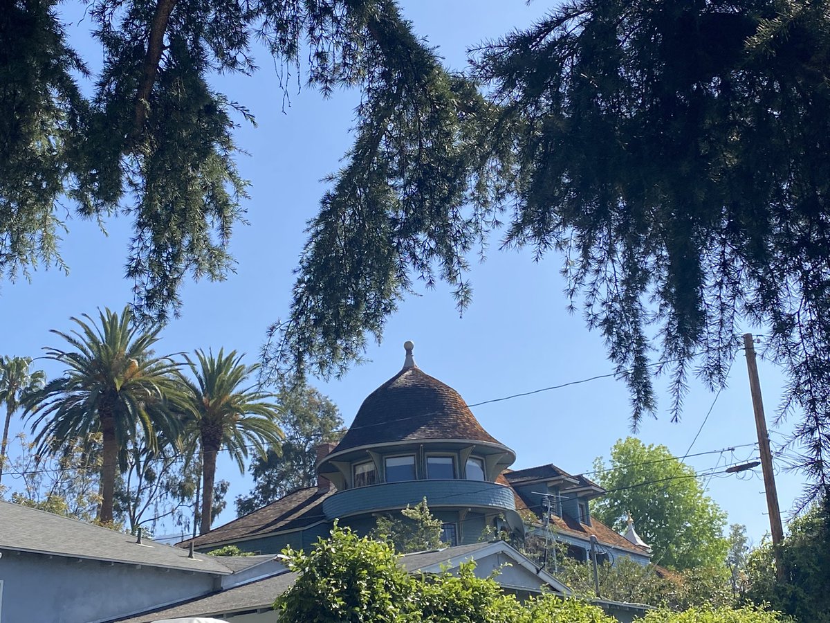 TugeneDavis's tweet photo. Things that make me love my home town. 5 generations deep. #altadena #pasadena #ArtistShowdown https://t.co/XeSR57DyI7