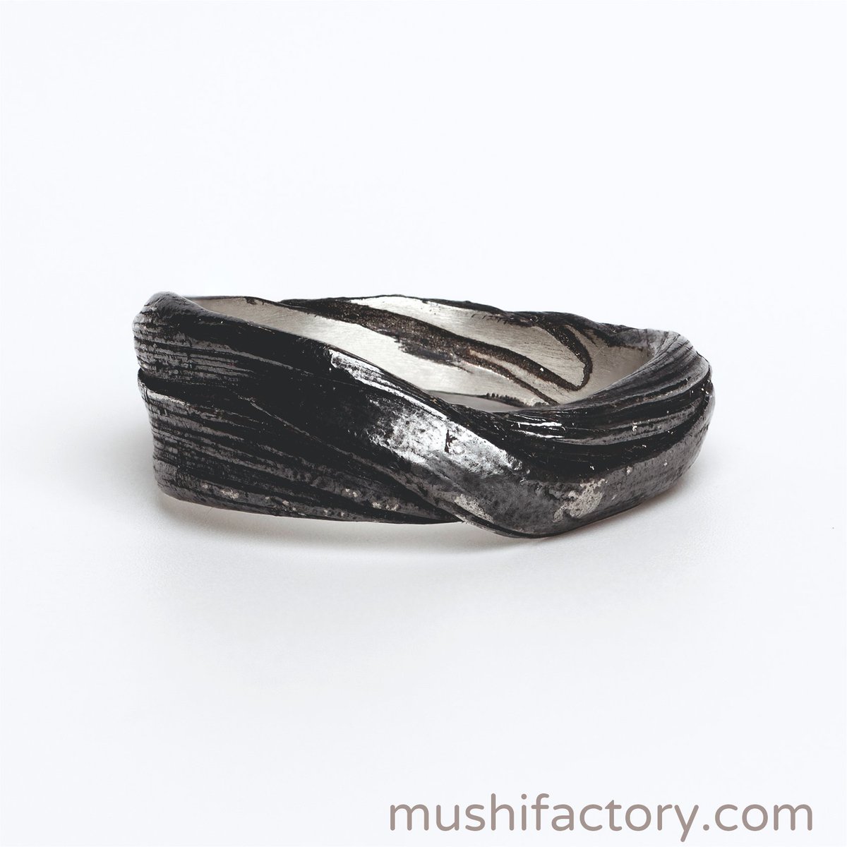 mushifactory's tweet photo. Anillo Mushi Mitsuro 2211, en plata de ley y acabado oxidado. Echa un vistazo a nuestra web https://t.co/sjR9UbLLU9
#Mushifactory #Mitsuro #JoyasÚnicas https://t.co/jikXOoNpF9