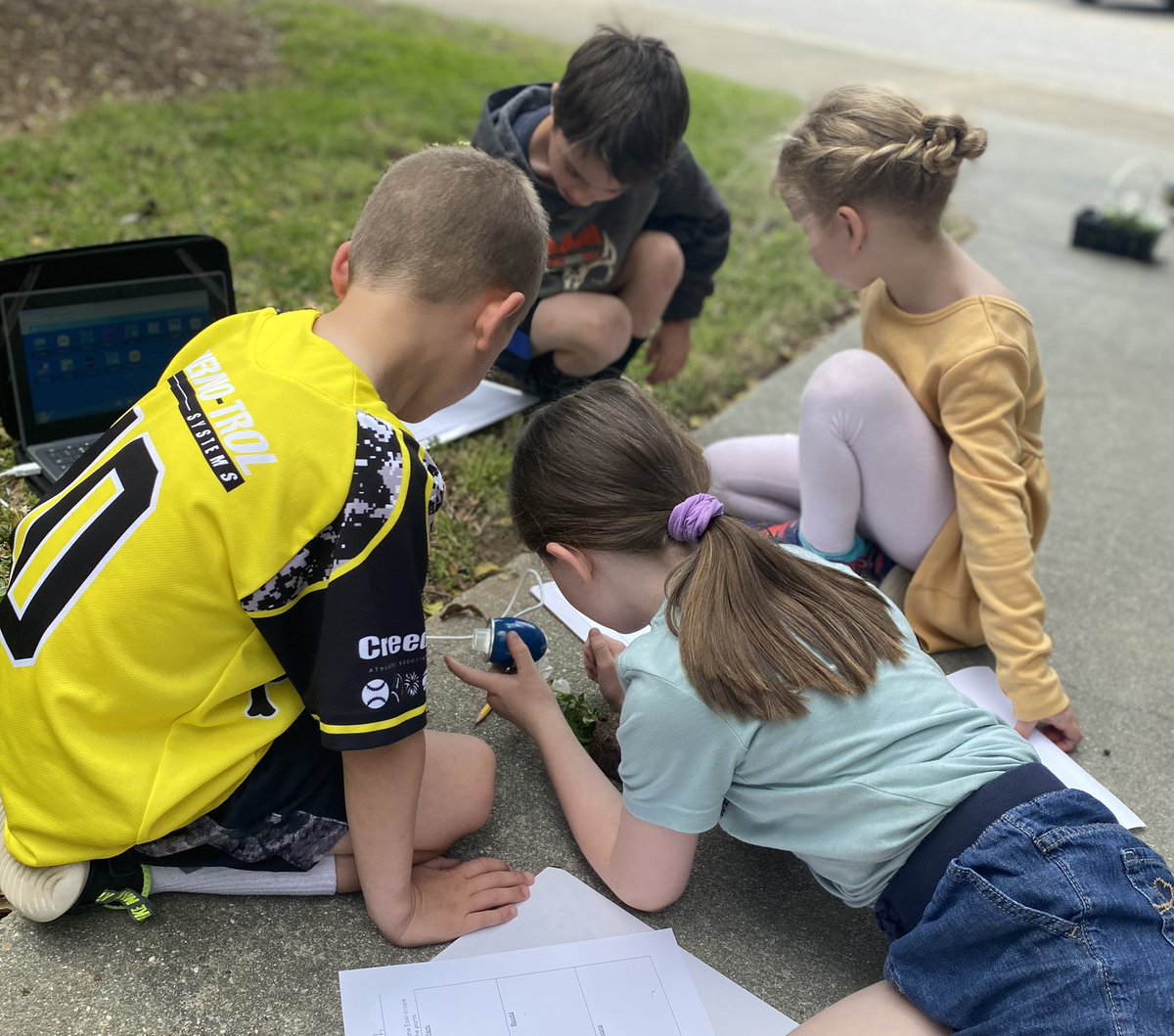 anne_horsley's tweet photo. Beautiful afternoon with Budding Scientists. No pun intended. Who am I kidding? It’s FULLY intended. 💐 @KristinaDemoss @DardenWhitney https://t.co/W7codkU03h