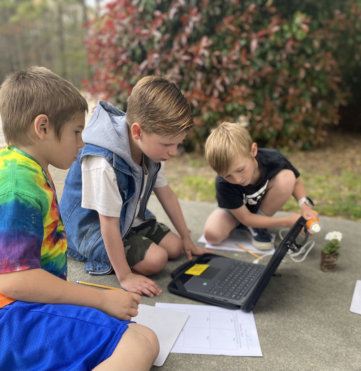 anne_horsley's tweet photo. Beautiful afternoon with Budding Scientists. No pun intended. Who am I kidding? It’s FULLY intended. 💐 @KristinaDemoss @DardenWhitney https://t.co/W7codkU03h