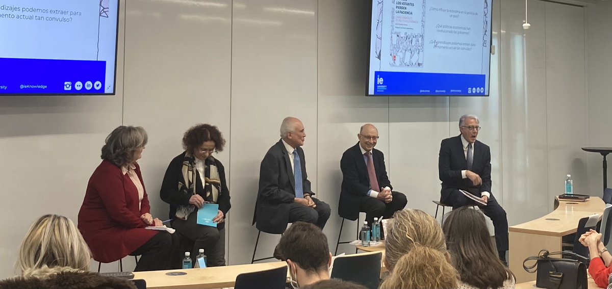 Jose_Chai's tweet photo. En la presentación del libro 

“Cuando los votantes pierden la paciencia”

Casos radicales de política económica. 

@Rafaelpampillon @IEuniversity @ieknowledge @IEbusiness https://t.co/B8KWroo5V3