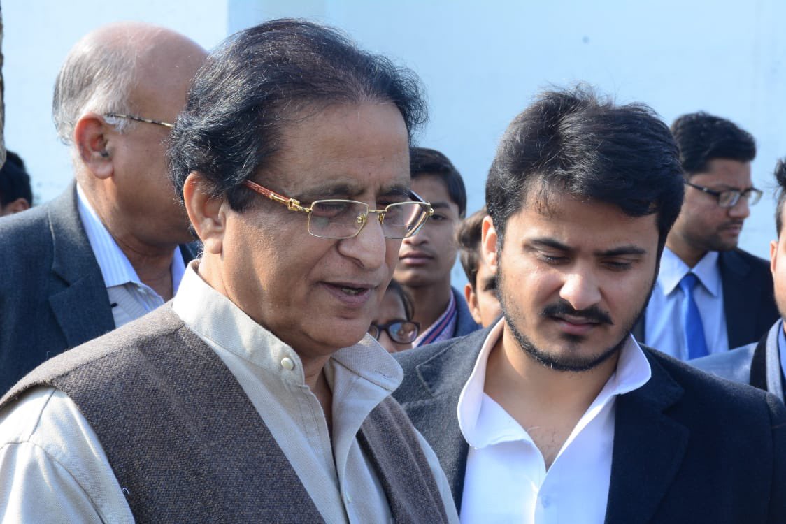 AbdullahAzamMLA's tweet photo. अपने चेहरे से जो ज़ाहिर है छुपाए कैसे 
तेरी मर्ज़ी के मुताबिक़ नज़र आए कैसे ,
घर सजाने का तसव्वुर तो बहुत बाद का है 
पहले ये तो तय हो कि घर बचाए कैसे ,
फूल से रंग जुदा होना कोई खेल नहीं
अपनी मिट्टी को कहीं छोड़ के जाए कैसे ॥ https://t.co/dJZvui2w92