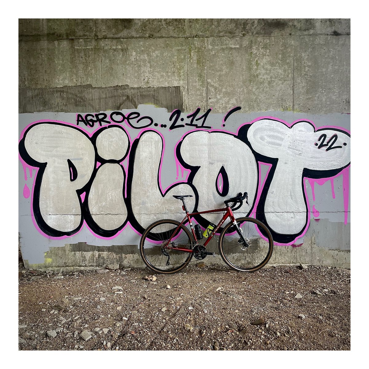 jferg_76's tweet photo. When @LeColUK gives you 🍋…you wear it with style #commute #ridefasterridefurther #lecol #bikelife #kitstyle #bestcyclingkit https://t.co/NxkATxClMu