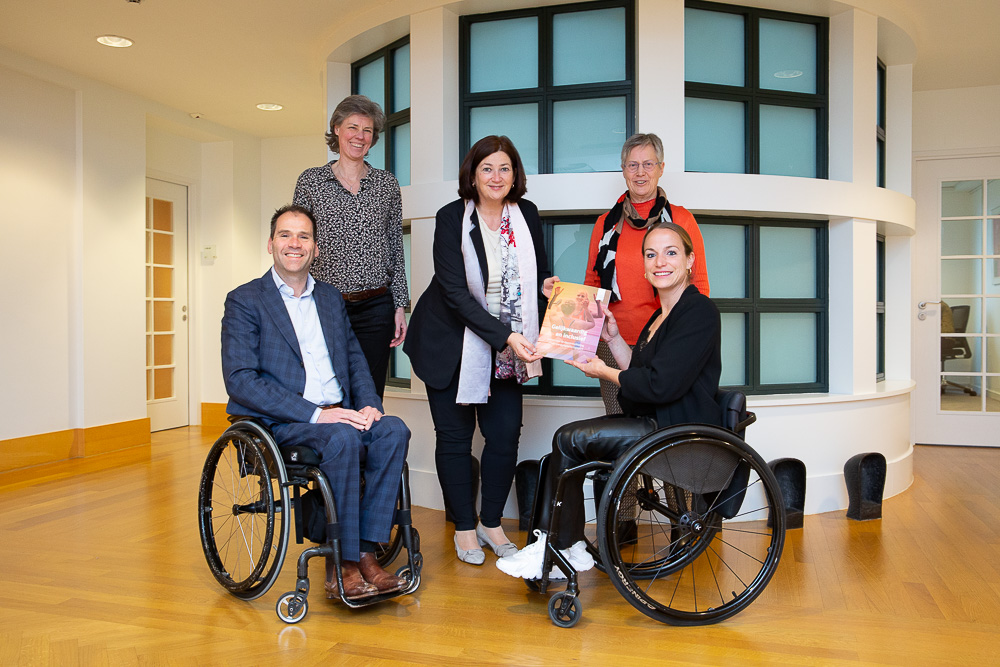 NLsportraad's tweet photo. Het advies 'Gelijkwaardig en inclusief- advies over de doorontwikkeling van paralympische topsport' @NLsportraad is vandaag aangeboden aan Conny Helder @ministerLZS door @LeannevdHoek @ClaudiaBokel @jiskegriffioen en @mjwmmartens #gelijkwaardigeninclusief https://t.co/PhLbbyATUC https://t.co/HxVtvLXxlq