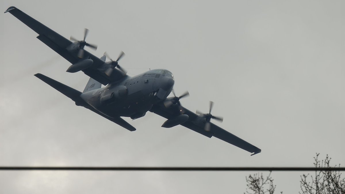 EHEH_Spotter's tweet photo. 🇳🇱Royal Netherlands Air Force Lockheed C-130H Hercules (G-988, #480C06) as flight #ROGUE01

Tactical approaches @ Eindhoven Airbase 

📷#garden ☁️🌧️

#NLspot https://t.co/8lMYjfu7rv