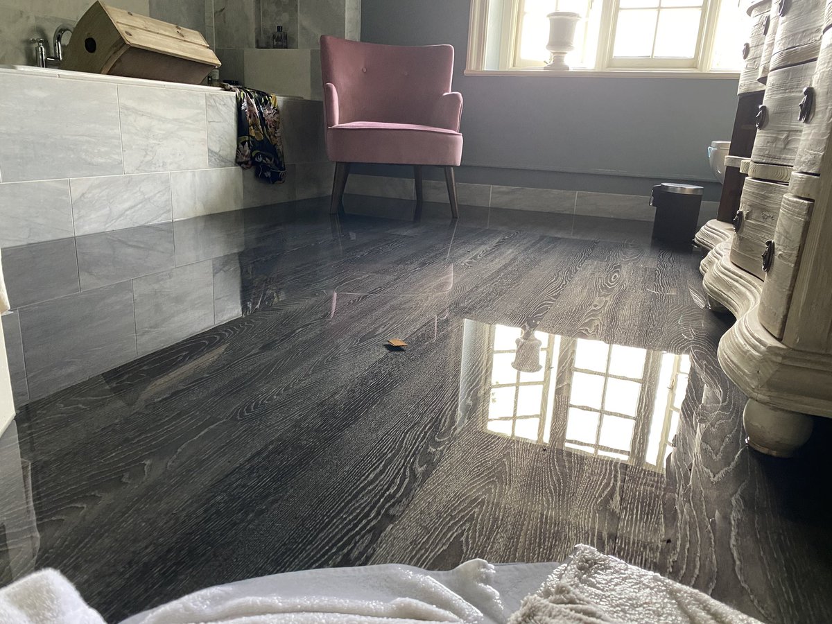 HistoryMFS's tweet photo. TURNOUT: 08:47 05/05/22  Flooding call. Burst hot water pipe in upstairs bathroom causing damage to the rooms below. https://t.co/8uP8ctQk6O