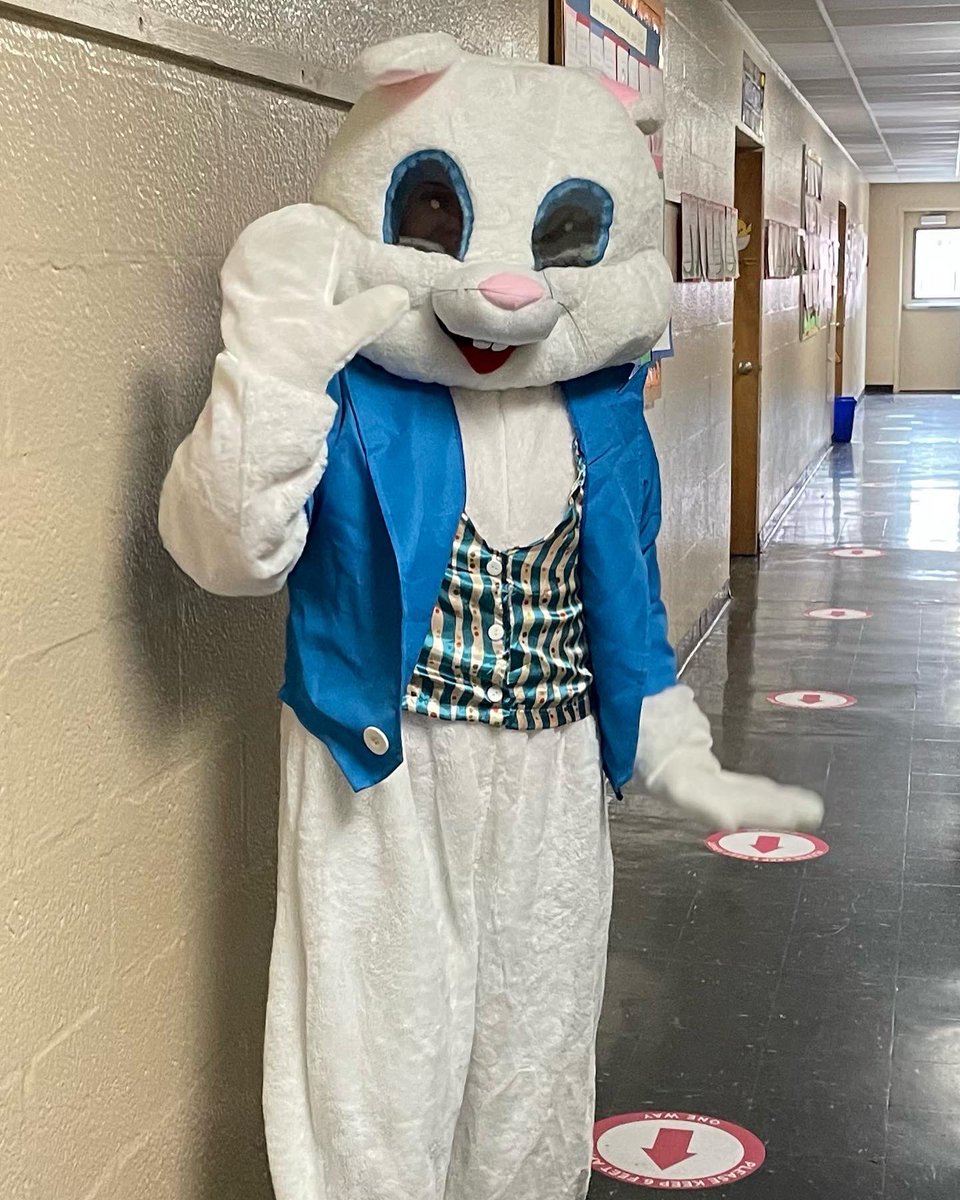 SGBschool's tweet photo. Look who stopped by today 🐰#EasterBunny #sgbstrong https://t.co/c5yeIDJ8i0
