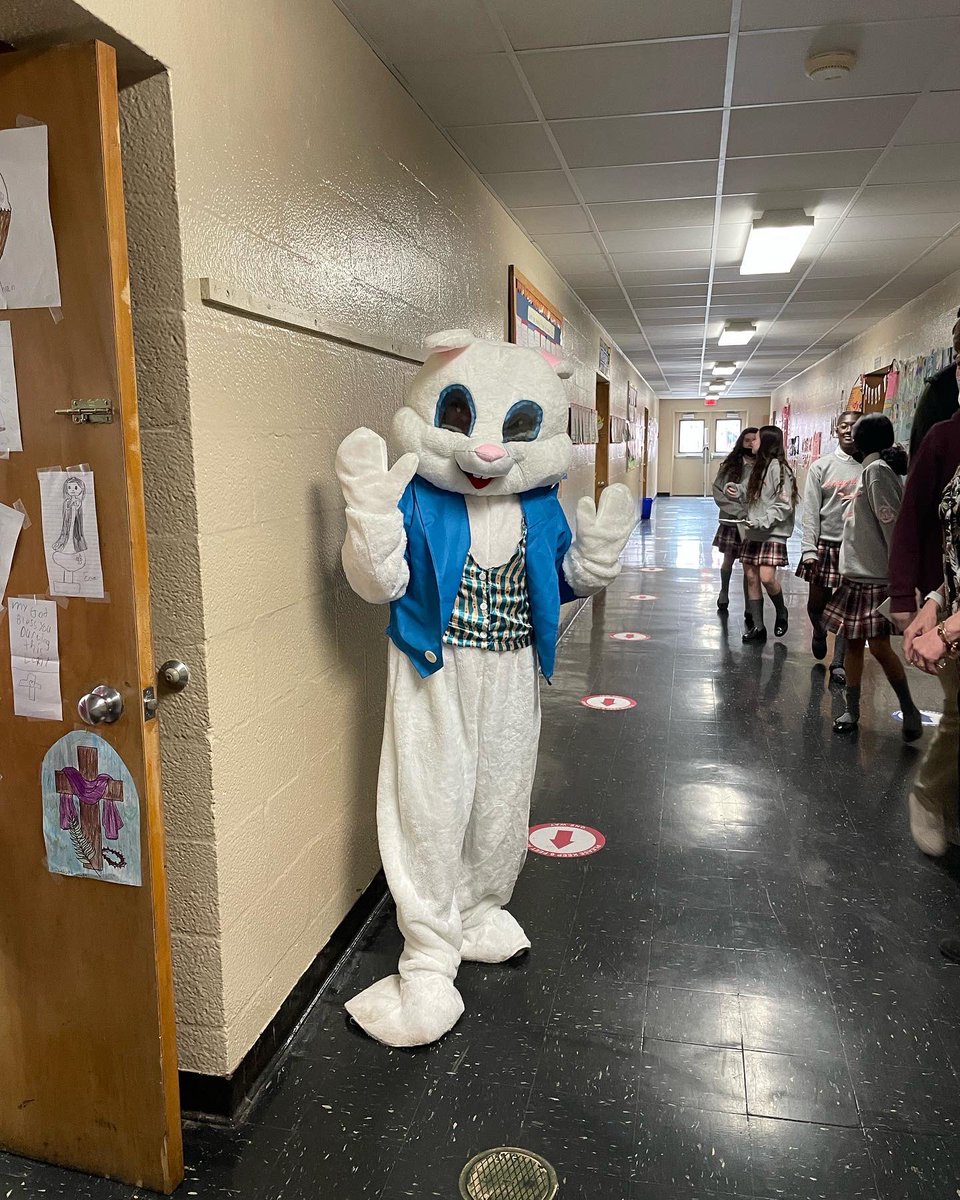 SGBschool's tweet photo. Look who stopped by today 🐰#EasterBunny #sgbstrong https://t.co/c5yeIDJ8i0