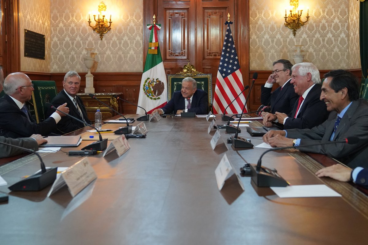 lopezobrador_'s tweet photo. Sostuvimos una muy buena reunión con el secretario de agricultura de EE.UU., Tom Vilsack. En tres años, el comercio agroindustrial entre nuestros países pasó de 47 mil 400 millones de dólares a 64 mil millones de dólares; creció 35 por ciento. El futuro seguirá siendo promisorio. https://t.co/ZsZ7v1PejO