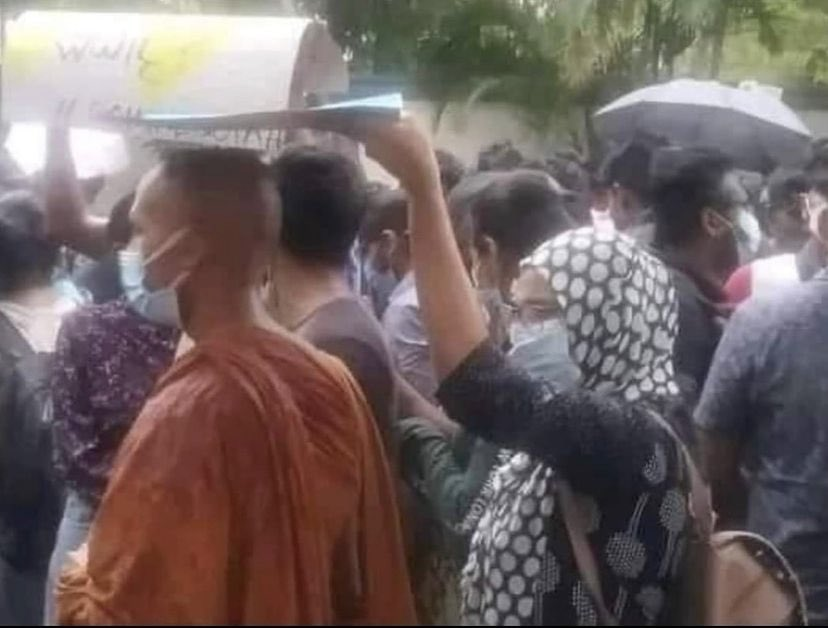 SriLankaTweet's tweet photo. Powerful image 🇱🇰
A Muslim girl helping to protect a Buddhist monk from the rain❤️
As a nation Sinhala Tamil Muslim We All Can Proud !  
Sinhala, Tamil, Muslim, Burghers, Malays &amp; all.
One Country, One Nation 🇱🇰!
#LKA #SriLanka #ශ්‍රීලංකා #இலங்கை #Harmony https://t.co/eacpsMew50