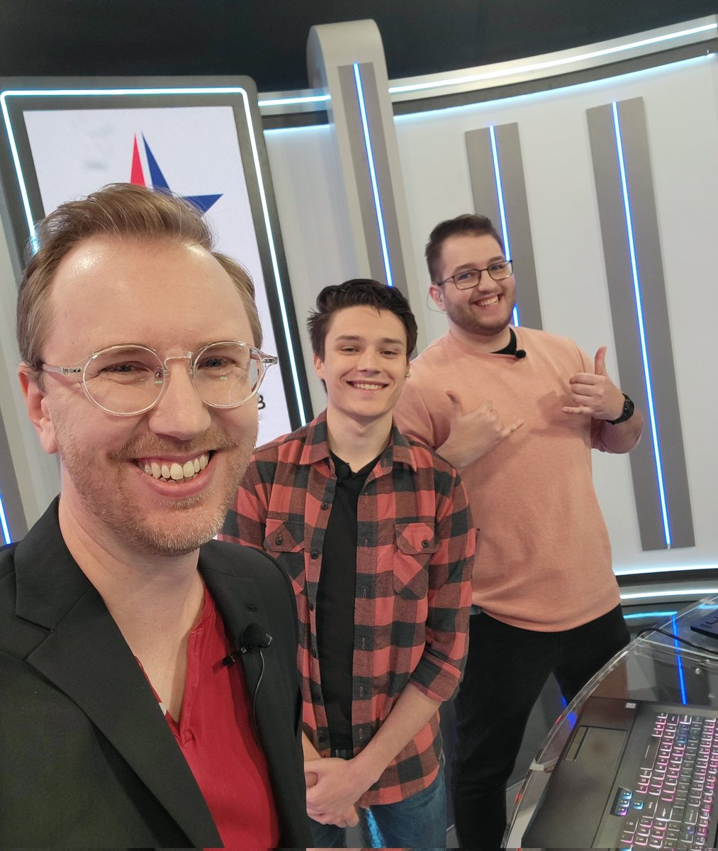 The desk is complete! 

<a href="/R6esportsNA/">Rainbow Six Esports NA</a> Week 2 starts in just a few on twitch.tv/rainbow6