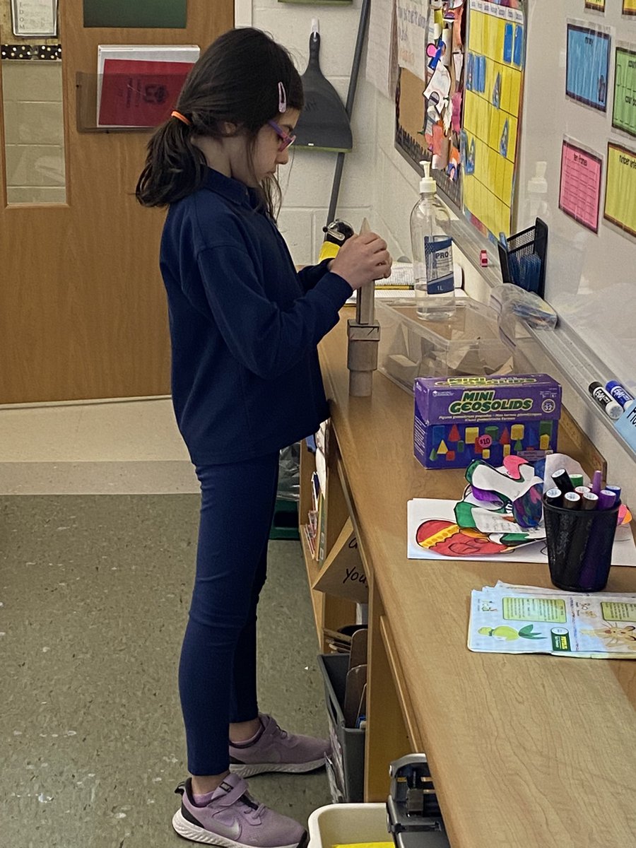 missgrantQofH's tweet photo. STEM week is off to a great start!Amazing collaboration skills being used to create animal carriers! I love all the awesome thinking and problem solving I am hearing! So proud of you Grade Threes! @QHMilton @hcdsbsteam #STEAM #collaborativecontributors https://t.co/3sKWbvgdGd