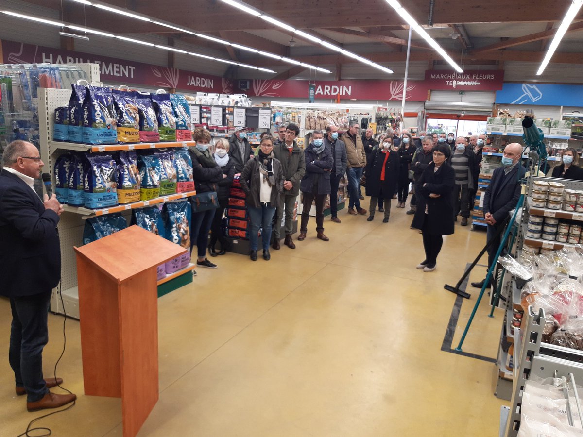 EuredenGroup's tweet photo. Inauguration du nouveau Point Vert de Bourbriac ce jour avec 200m2 supplémentaires pour développer l'offre et répondre aux attentes locales.
La proximité reste une priorité pour Eureden #laterrenousreunit #pointvert #proximité https://t.co/94iYnB3VKk