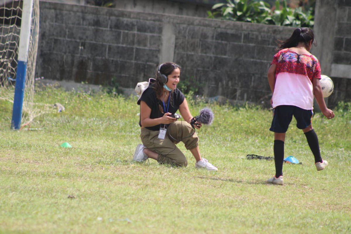 Un pequeño🧵 de una historia que me llegó mucho 👇🏼

Hace poco fuimos con <a href="/SanSebastianGUA/">Sandra Sebastián Pedro</a> a Sololá para presenciar un entreno del <a href="/XejuyupBc/">Club Social Deportivo Xejuyup</a> ⚽️ Nos topamos con Jazmín, una chica k’iche’ que se la pasa haciendo “tecniquitas” y que mete goles de chilena en bucle (nótese mi emoción)