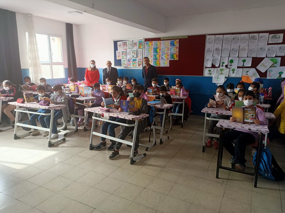 100Menemen's tweet photo. Okuma Zamanı projesinde okuma saatinde Şube Müdürümüz Necmettin Polat miniklerimizi ziyaret etti.@MenemenMEM https://t.co/oDI4BOGL5M