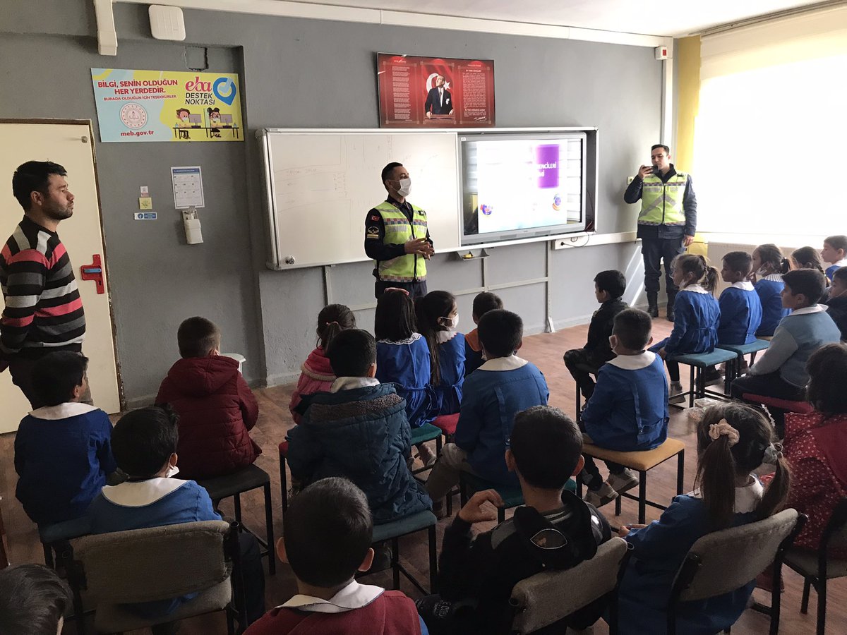 k_sehit's tweet photo. Tavas İlçe Jandarma Komutanlığı Trafik Timi personelleri okulumuz ilkokul ve ortaokul öğrencilerine “Trafik Dedektifleri Projesi” kapsamında eğitim semineri verdiler.@KaleKaymakamlig @AbdulkadrSahn @kalemem20 @totak2066 @AysegulGuzel11 https://t.co/zf7lWEHPIw
